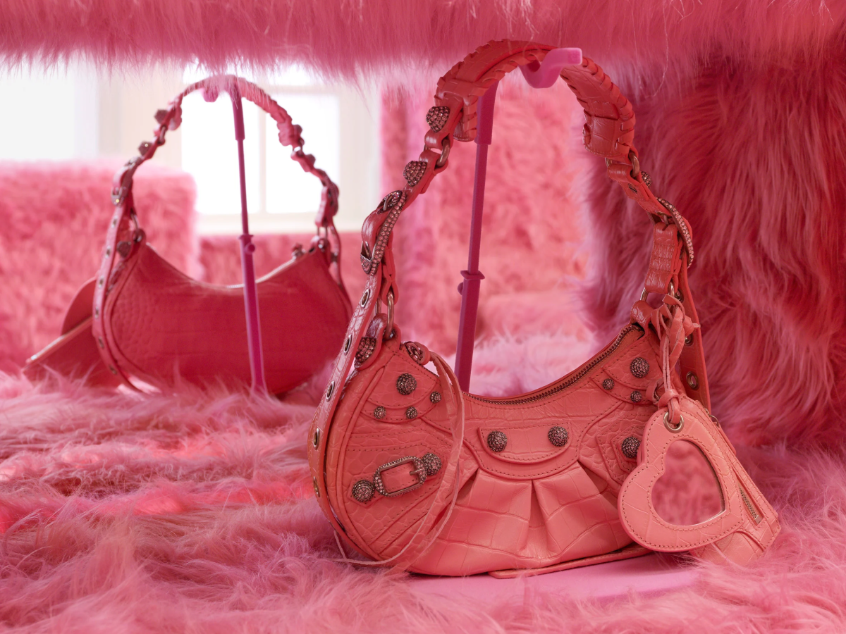 Balenciaga декорировал бутик на лондонской Mount Street розовым мехом (фото 2)