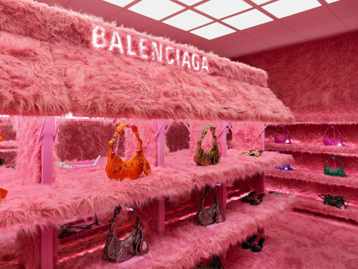 Balenciaga декорировал бутик на лондонской Mount Street розовым мехом (фото 4)