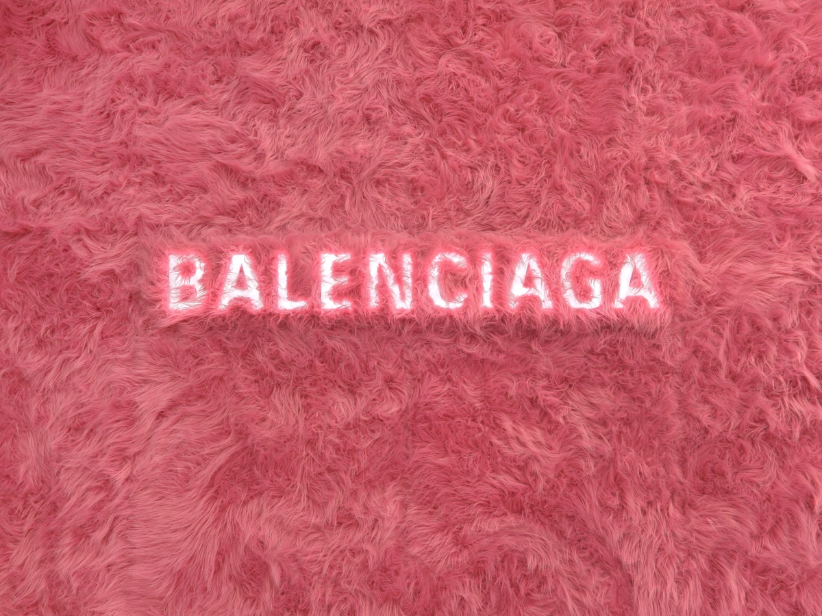 Balenciaga декорировал бутик на лондонской Mount Street розовым мехом (фото 5)