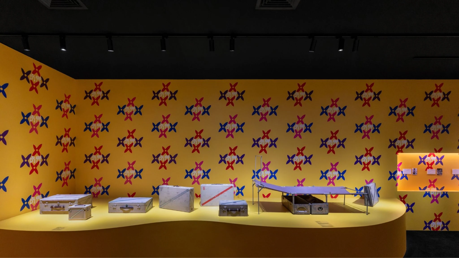 Louis Vuitton снова открыл выставку, посвященную коллаборациям (фото 5)