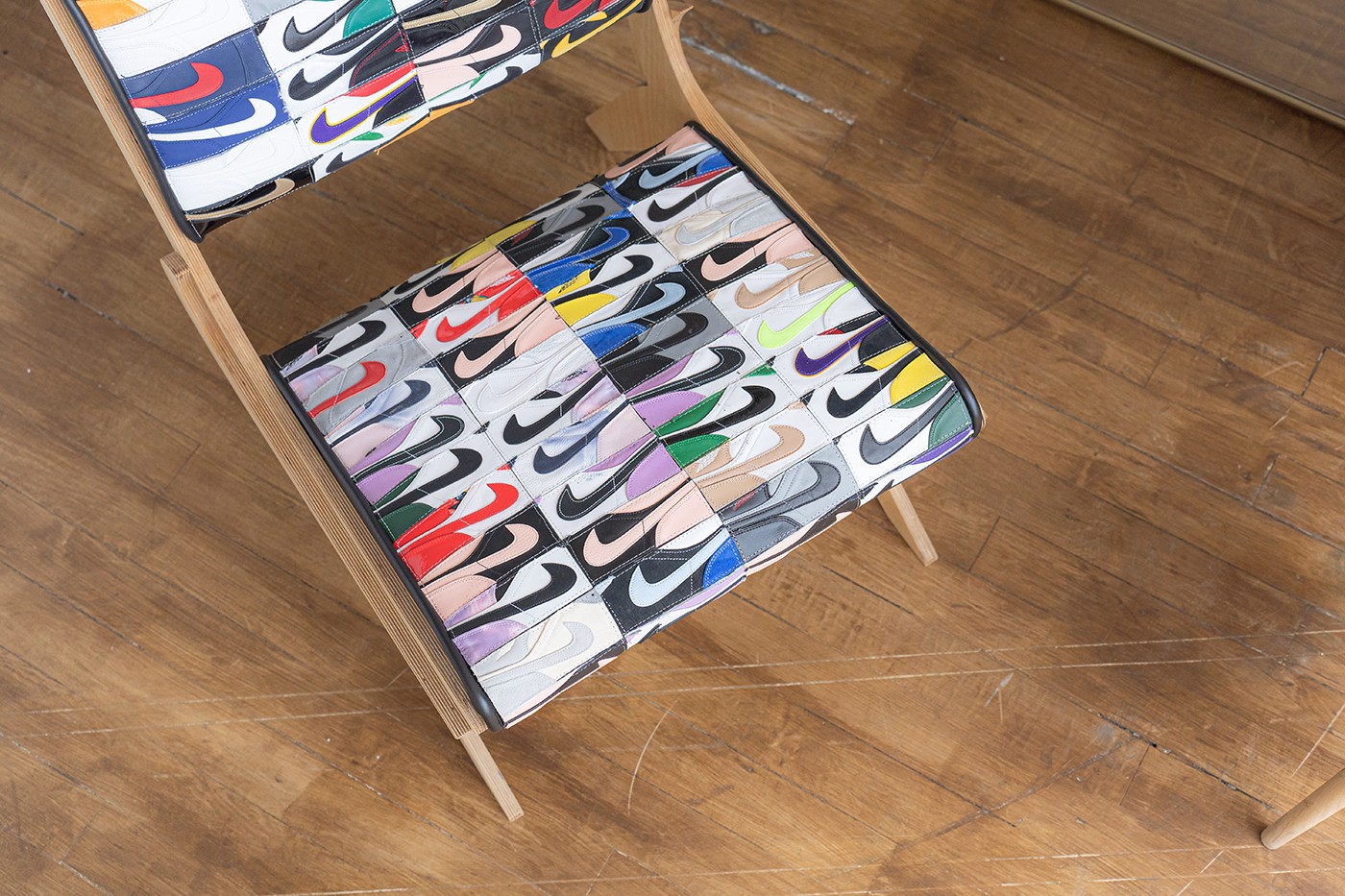 Американская студия дизайна выпустила кресло из переработанных кроссовок Nike (фото 3)