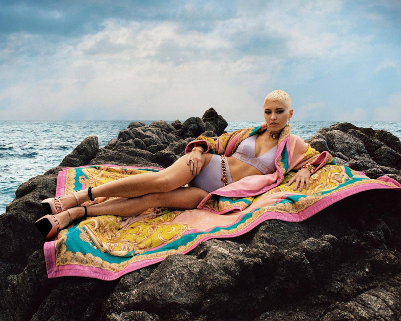 Модель Айрис Лоу стала героиней кампании Versace La Vacanza (фото 2)