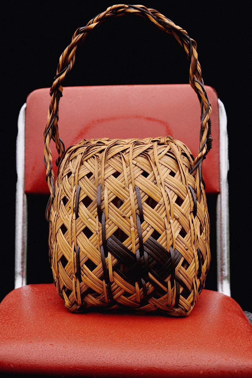 Джонатан Андерсон создал плетеные вазы, сумки и корзины для Миланского мебельного салона (фото 2)
