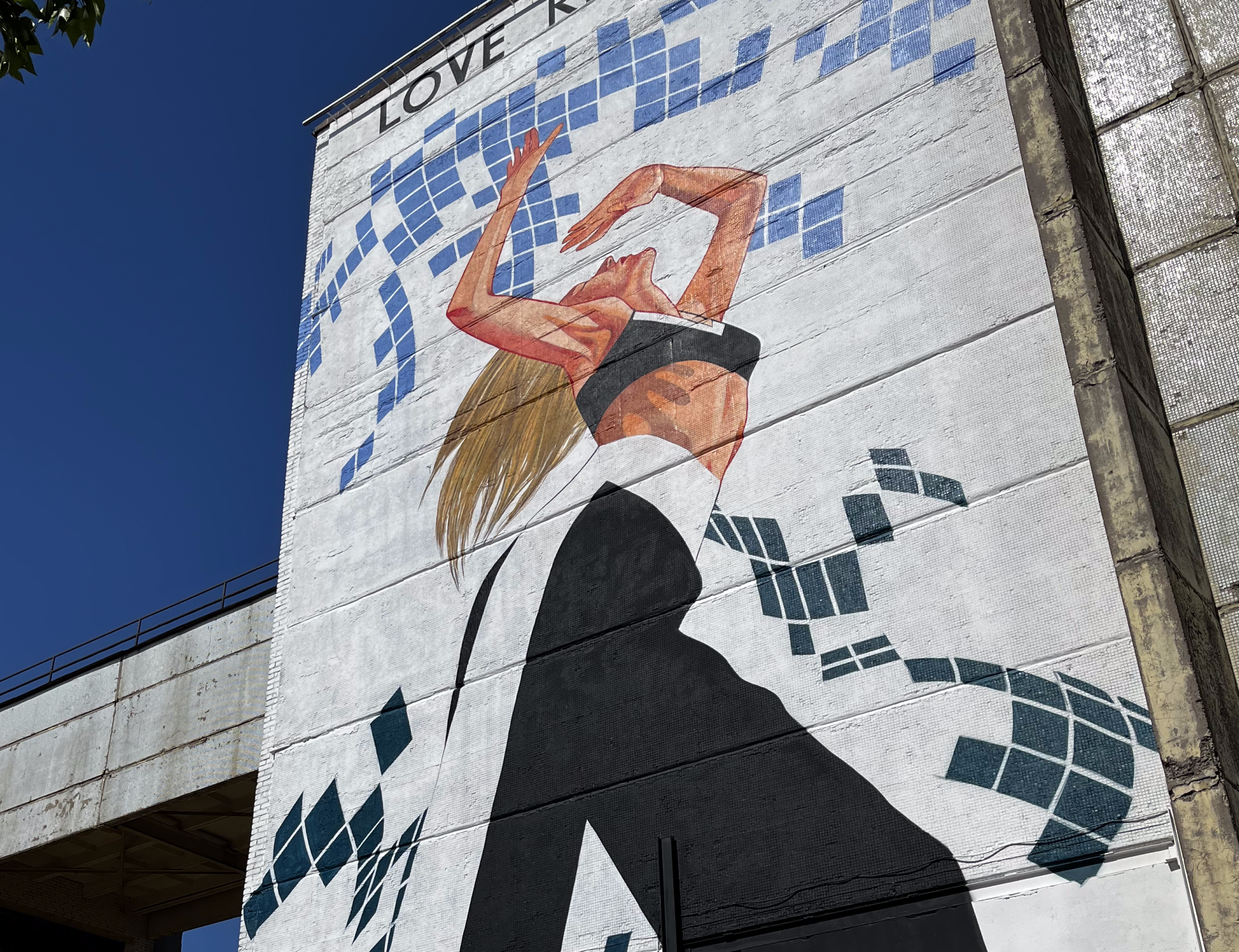 Художница Маша Янковская и Love Republic создали стрит-арт в «Севкабель порту» (фото 1)