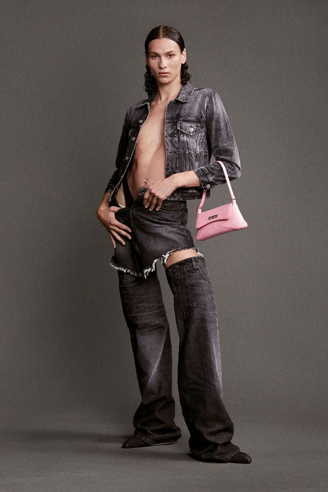 Белла Хадид снялась в кампании новой сумки Balenciaga (фото 5)