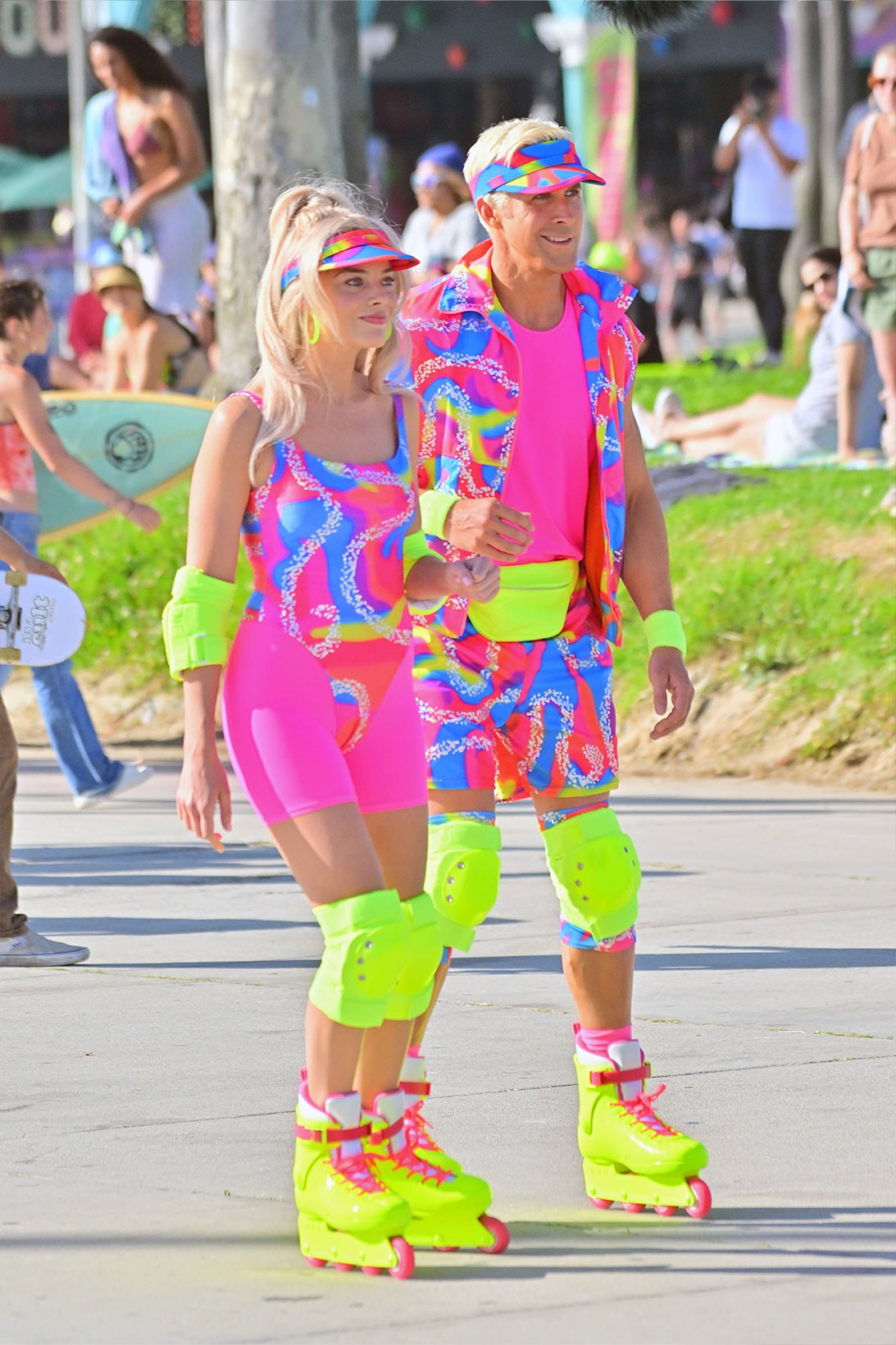 Райан Гослинг и Марго Робби примерили неоновые костюмы на съемках «Барби» (фото 1)