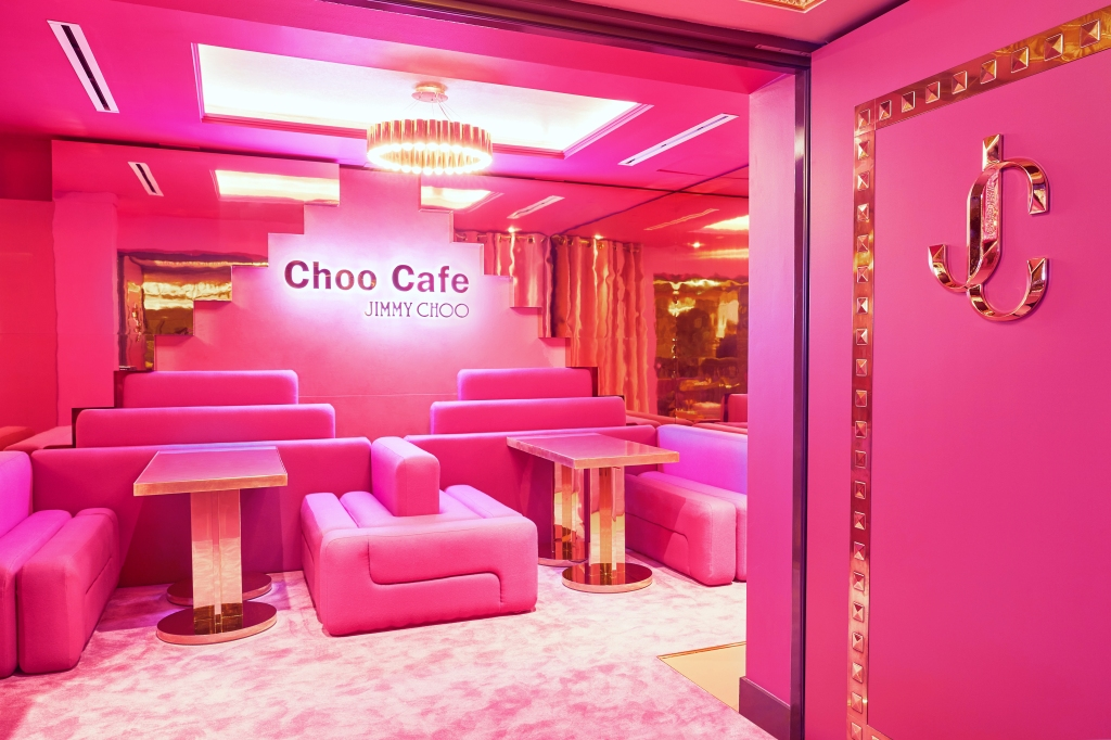 Jimmy Choo открыл розовое кафе в универмаге Harrods (фото 1)