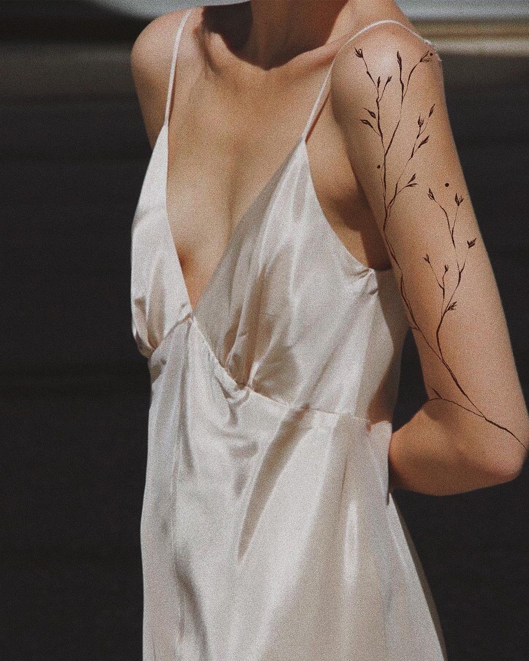 Рукописный текст: что особенного в хендпоук-тату — жанре, который любят Рианна и Анджелина Джоли (фото 3)
