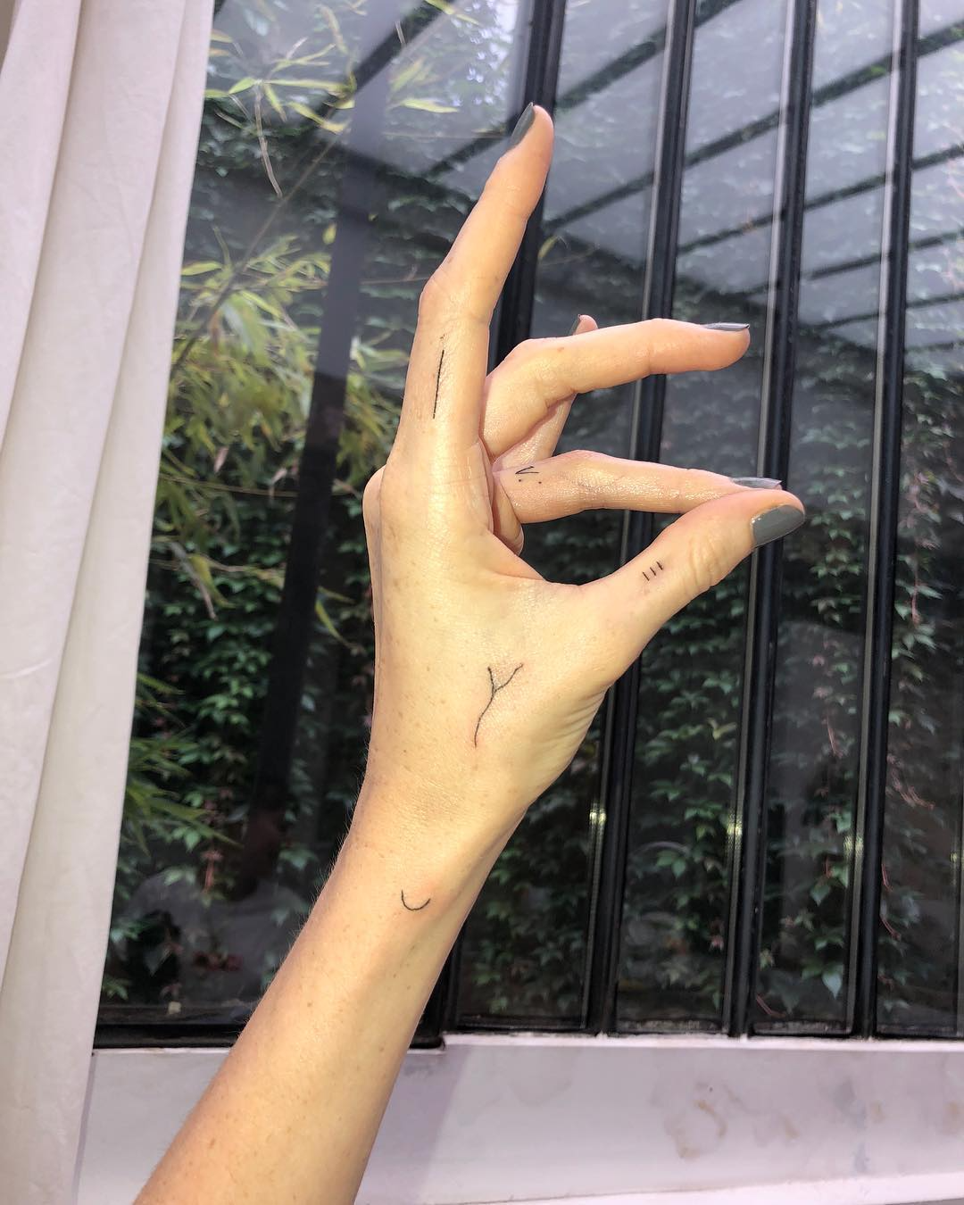 Рукописный текст: что особенного в хендпоук-тату — жанре, который любят Рианна и Анджелина Джоли (фото 6)