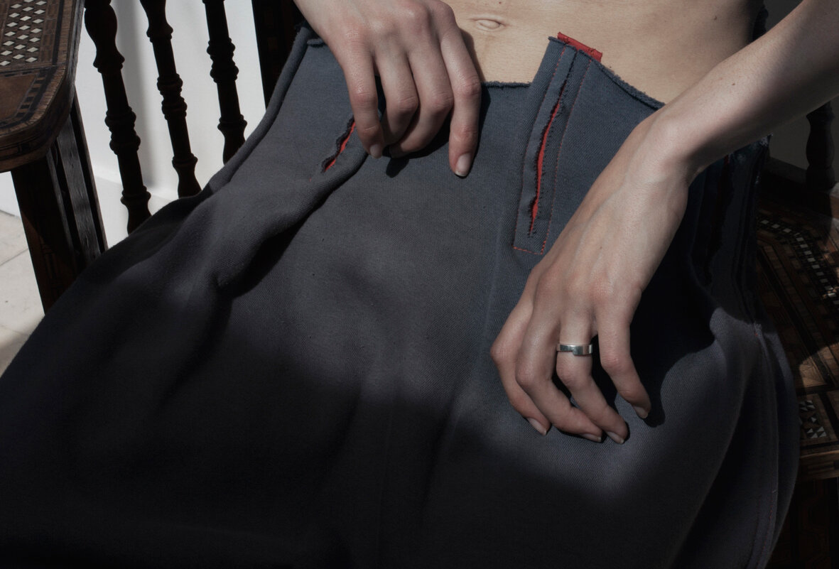 Знакомьтесь, дизайнер Хаанс Николас Мотт. Это он надел юбку на Брэда Питта (фото 4)