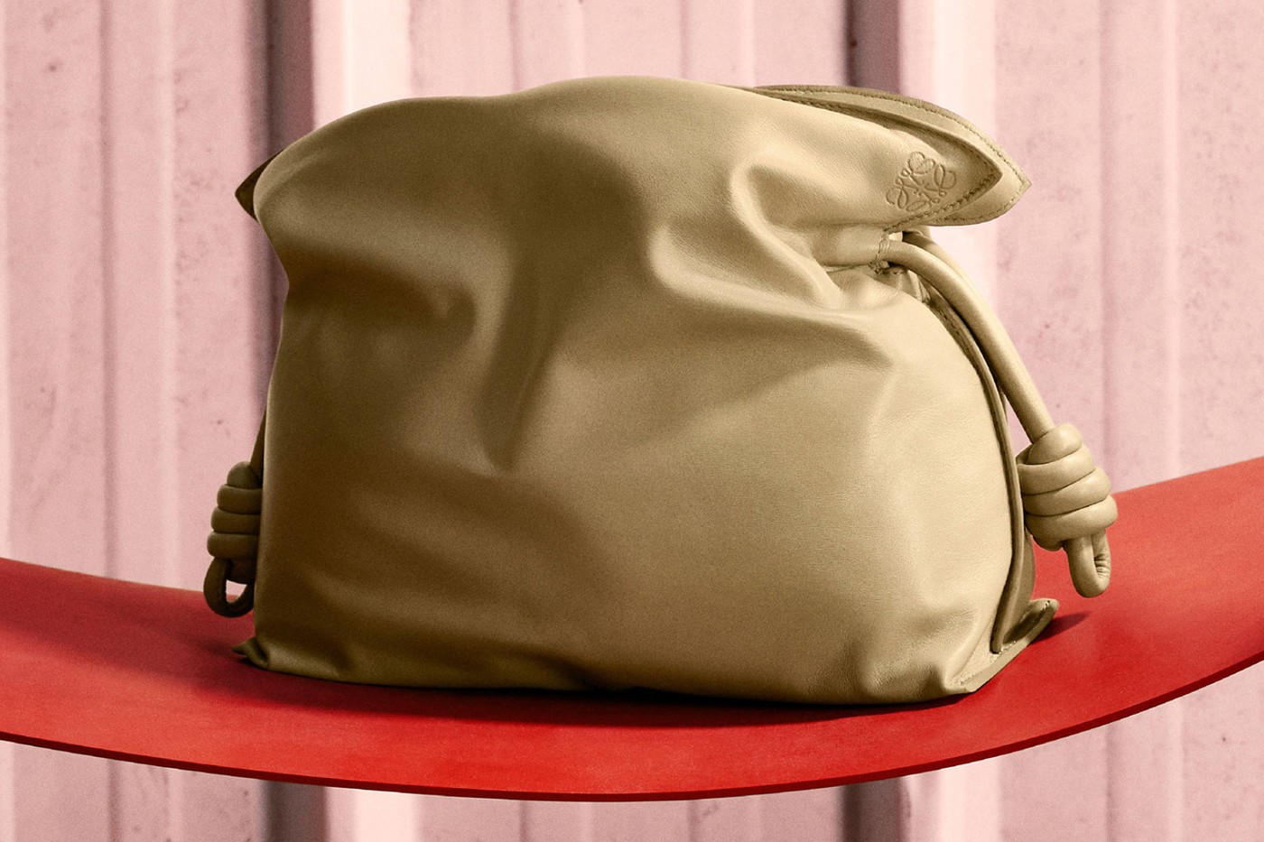 Джонатан Андерсон превратил классические модели Loewe в сумки-«подушки» (фото 4)