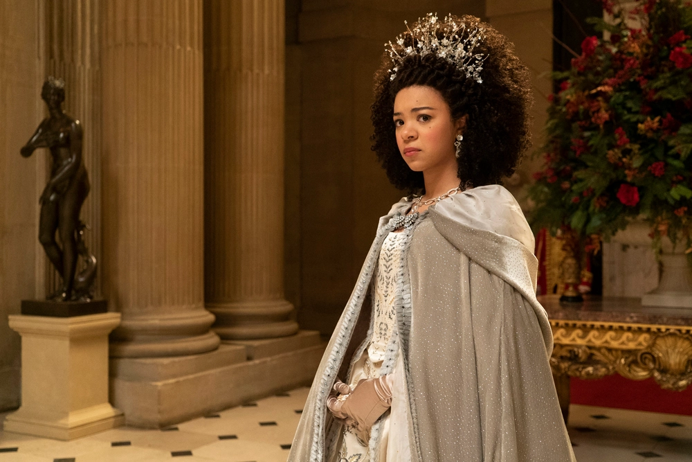 Netflix поделился первым кадром из приквела «Бриджертонов» о молодой королеве Шарлотте (фото 1)