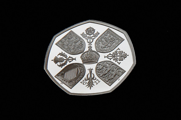 В Великобритании представили дизайн монет с изображением короля Карла III (фото 2)