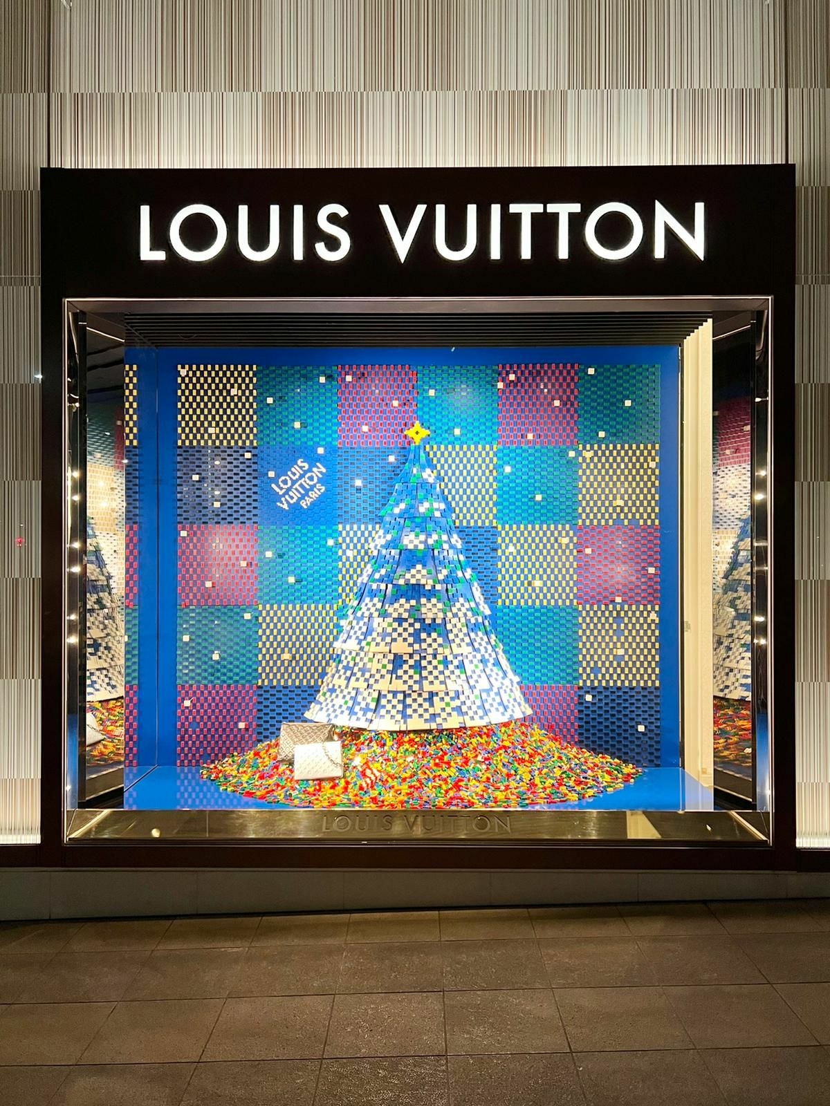 Праздничные витрины магазинов Louis Vuitton будут украшены Lego | BURO.