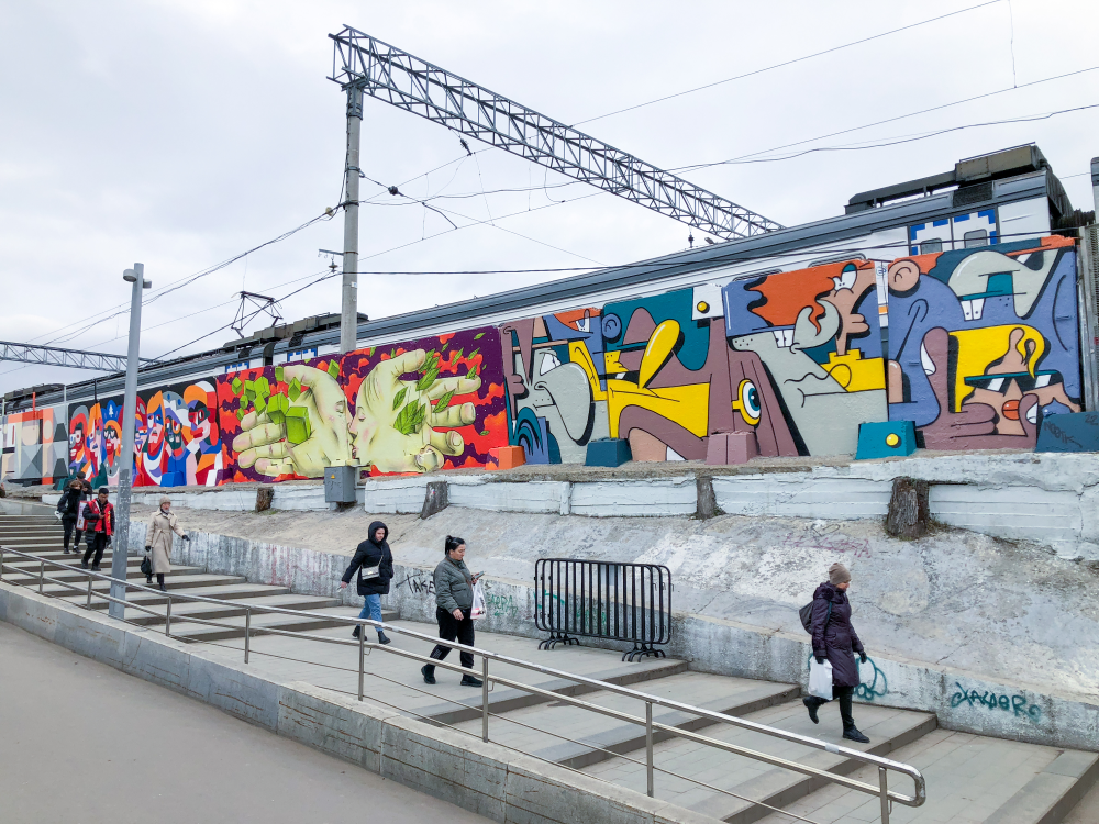 У Курского вокзала открылась уличная выставка граффити (фото 5)