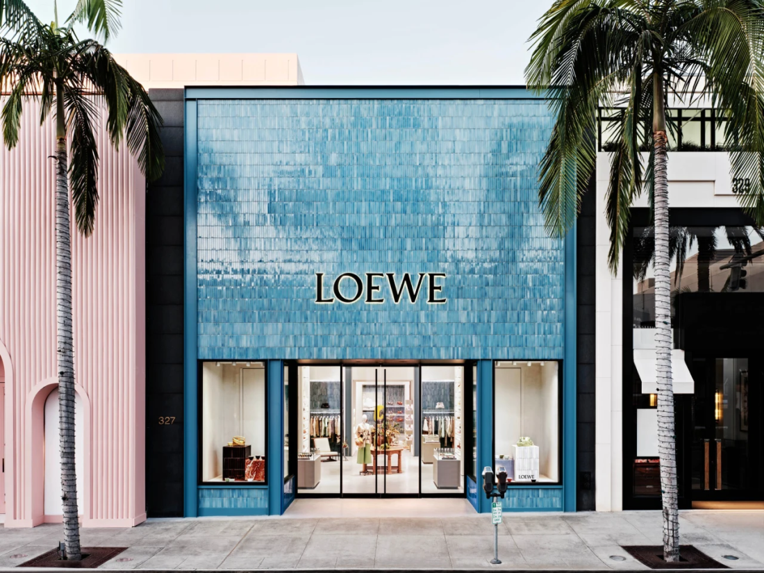 В Лос-Анджелесе открылся новый магазин Loewe со скульптурой Джастина Бибера  | BURO.