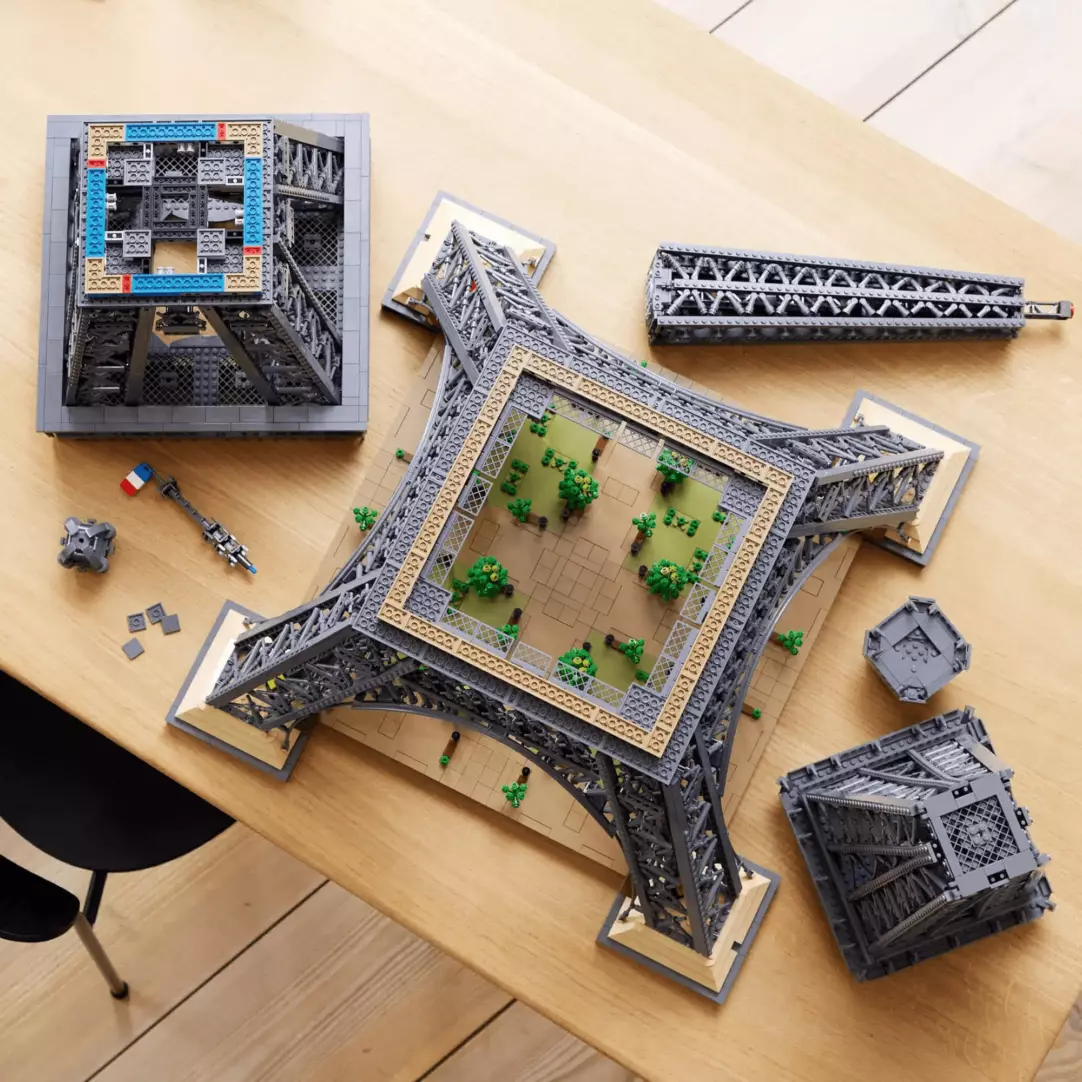 Lego представила копию Эйфелевой башни высотой 1,5 метра (фото 3)