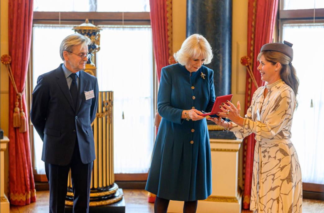 Михаил Барышников получил медаль Королевской академии танца из рук жены Карла III (фото 1)