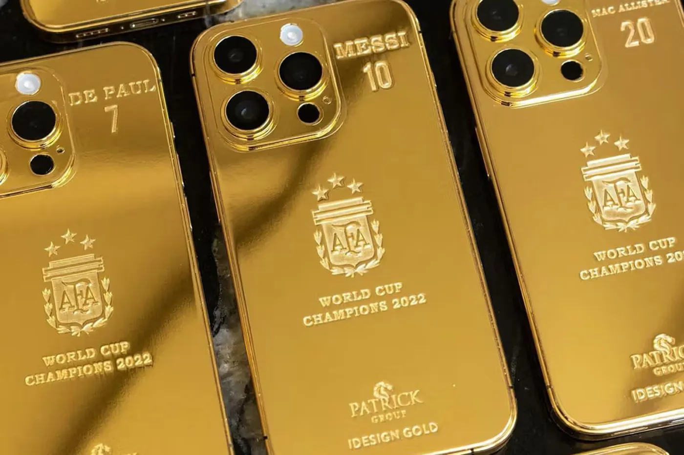 Лионель Месси подарил футболистам из сборной Аргентины 35 золотых iPhone (фото 1)