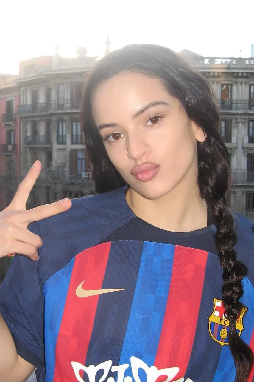 ФК «Барселона» выпустил коллаборацию с певицей Rosalía (фото 2)