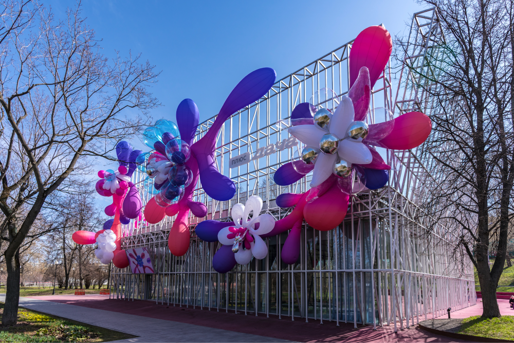 На фасаде «Плюс Дачи» в парке Горького появилась инсталляция художницы Саши Фроловой (фото 1)