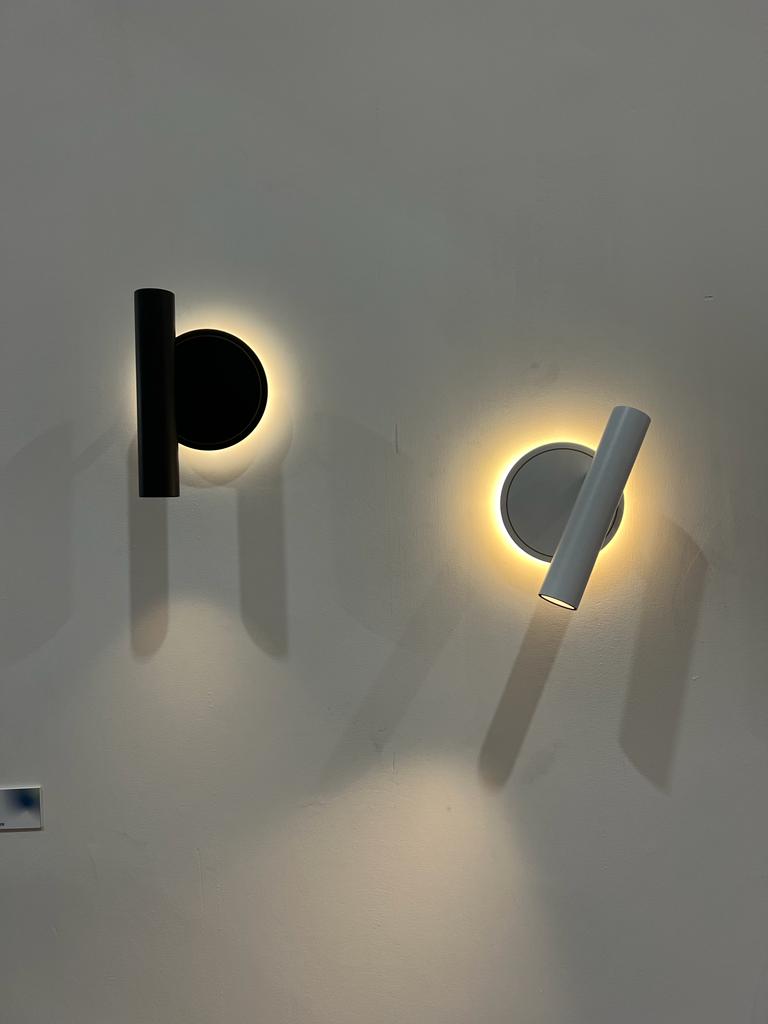 Светильник в виде обугленной деревяшки и мебель из цельного куска металла: главные тренды выставок дизайна 2023 (фото 2)