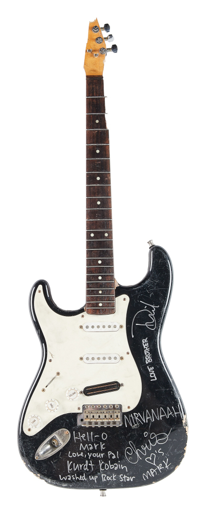 Разбитая гитара Курта Кобейна была продана на аукционе за 600 тысяч долларов (фото 1)