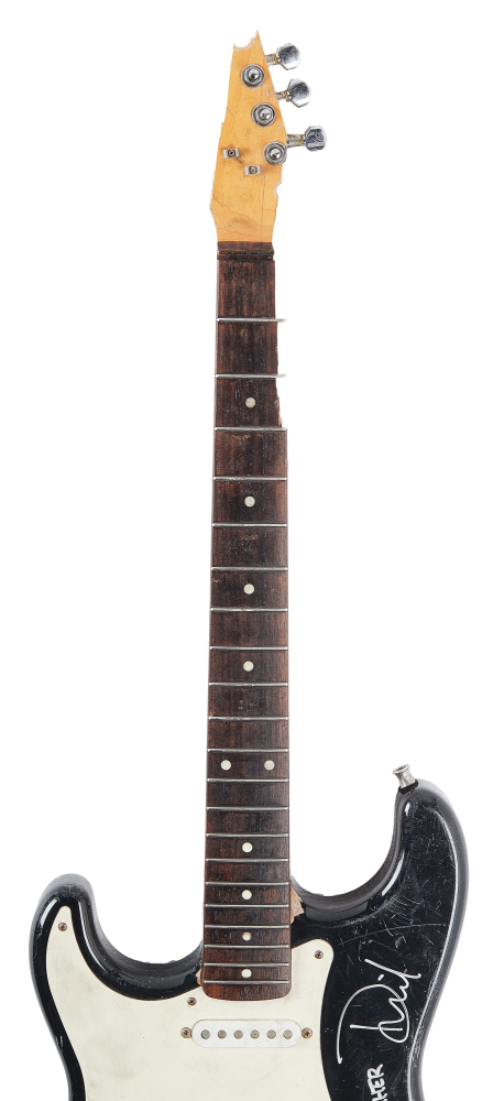 Разбитая гитара Курта Кобейна была продана на аукционе за 600 тысяч долларов (фото 4)