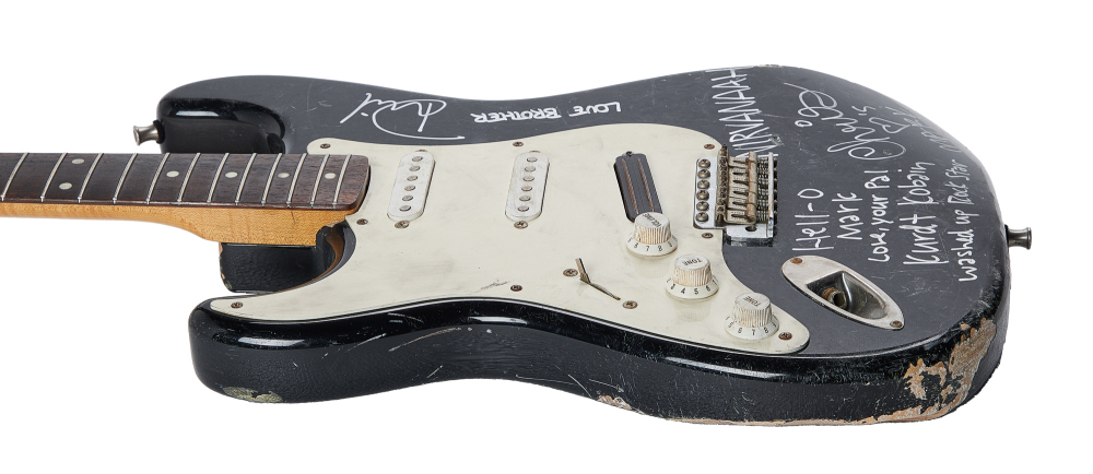 Разбитая гитара Курта Кобейна была продана на аукционе за 600 тысяч долларов (фото 3)