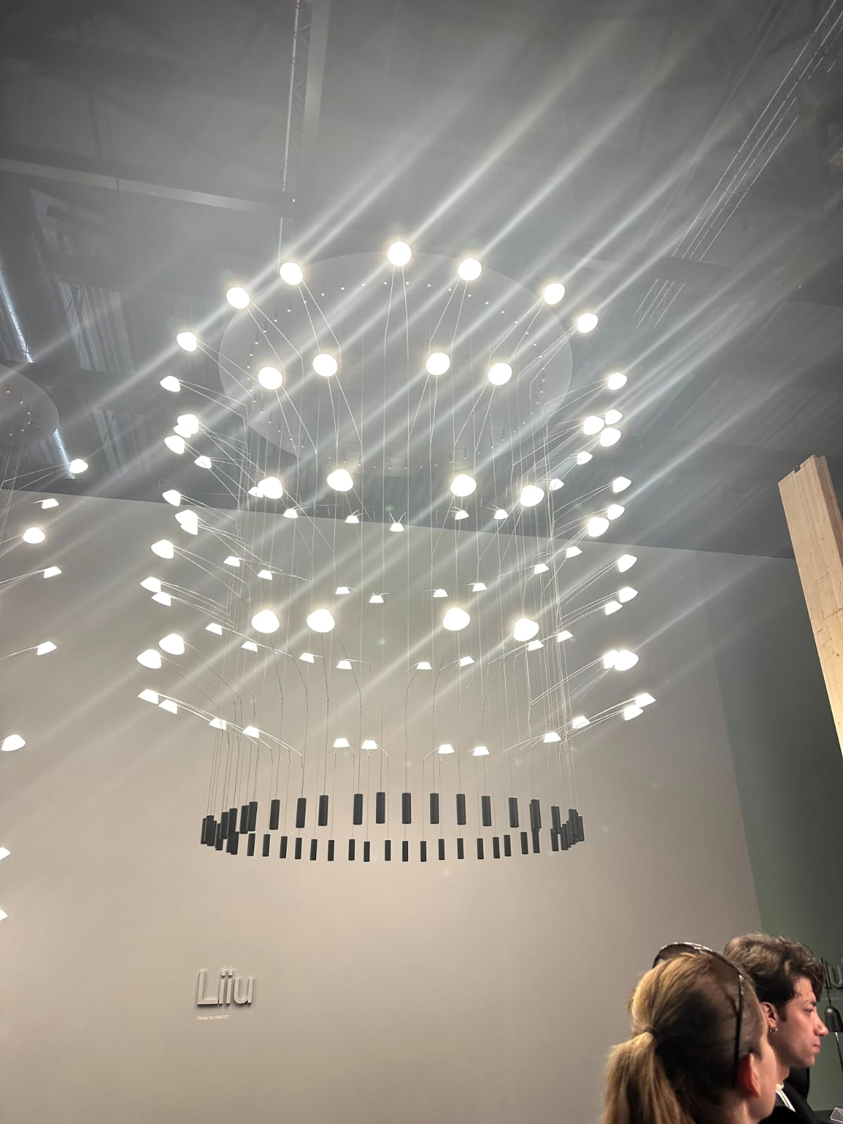 Светильник в виде обугленной деревяшки и мебель из цельного куска металла: главные тренды выставок дизайна 2023 (фото 8)
