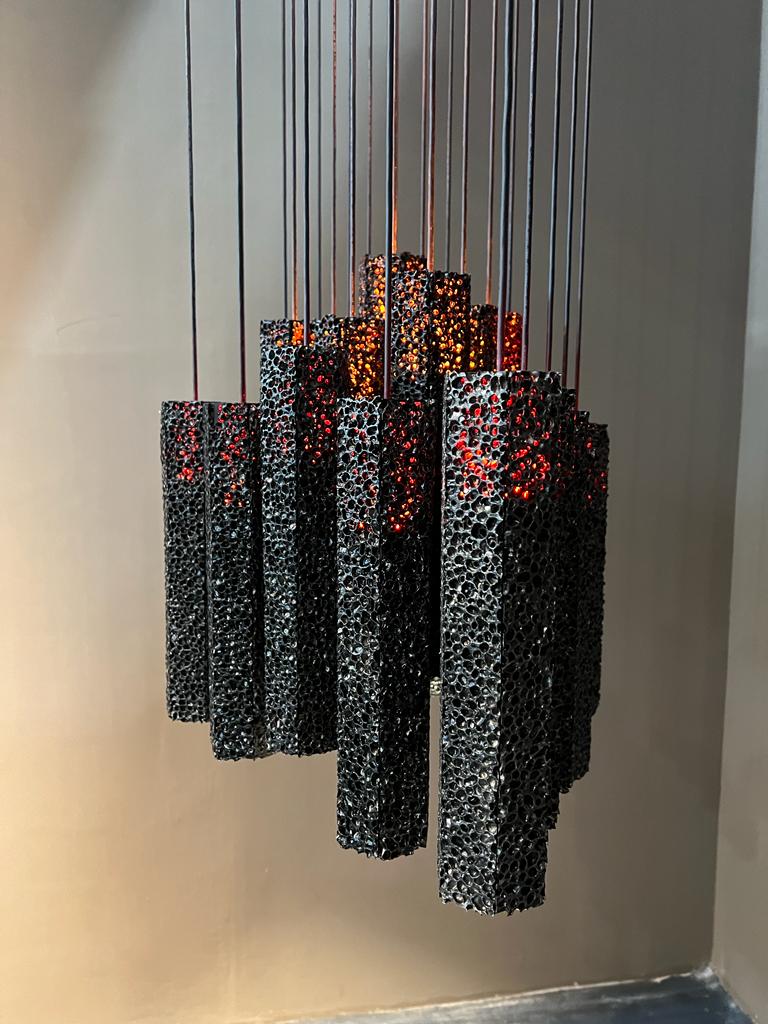 Светильник в виде обугленной деревяшки и мебель из цельного куска металла: главные тренды выставок дизайна 2023 (фото 16)