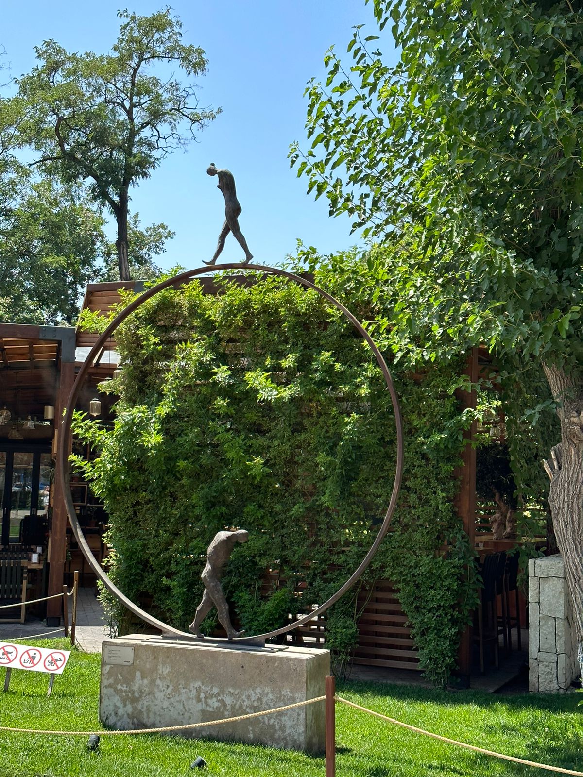 Фонтаны, парки и арт-объекты: как интересно провести выходные в Ереване. Краткий гид BURO. (фото 27)