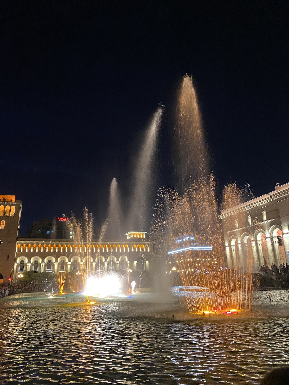 Фонтаны, парки и арт-объекты: как интересно провести выходные в Ереване. Краткий гид BURO. (фото 32)