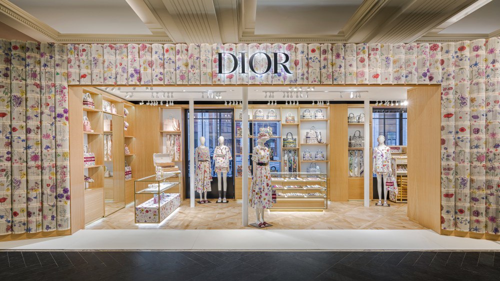 Dior запустил три летних поп-ап-магазина в универмаге Harrods (фото 1)