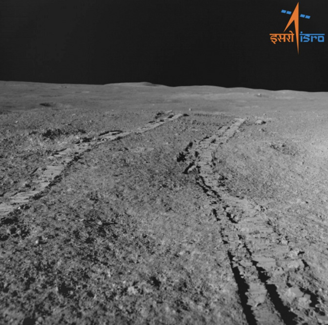 Индийский луноход прислал свои первые снимки поверхности Луны (фото 1)