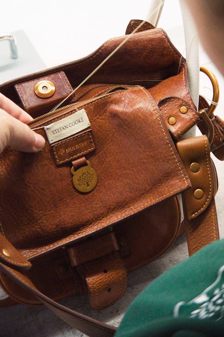 Стефан Кук и Джейк Берт переосмыслили 27 моделей сумок Mulberry (фото 3)