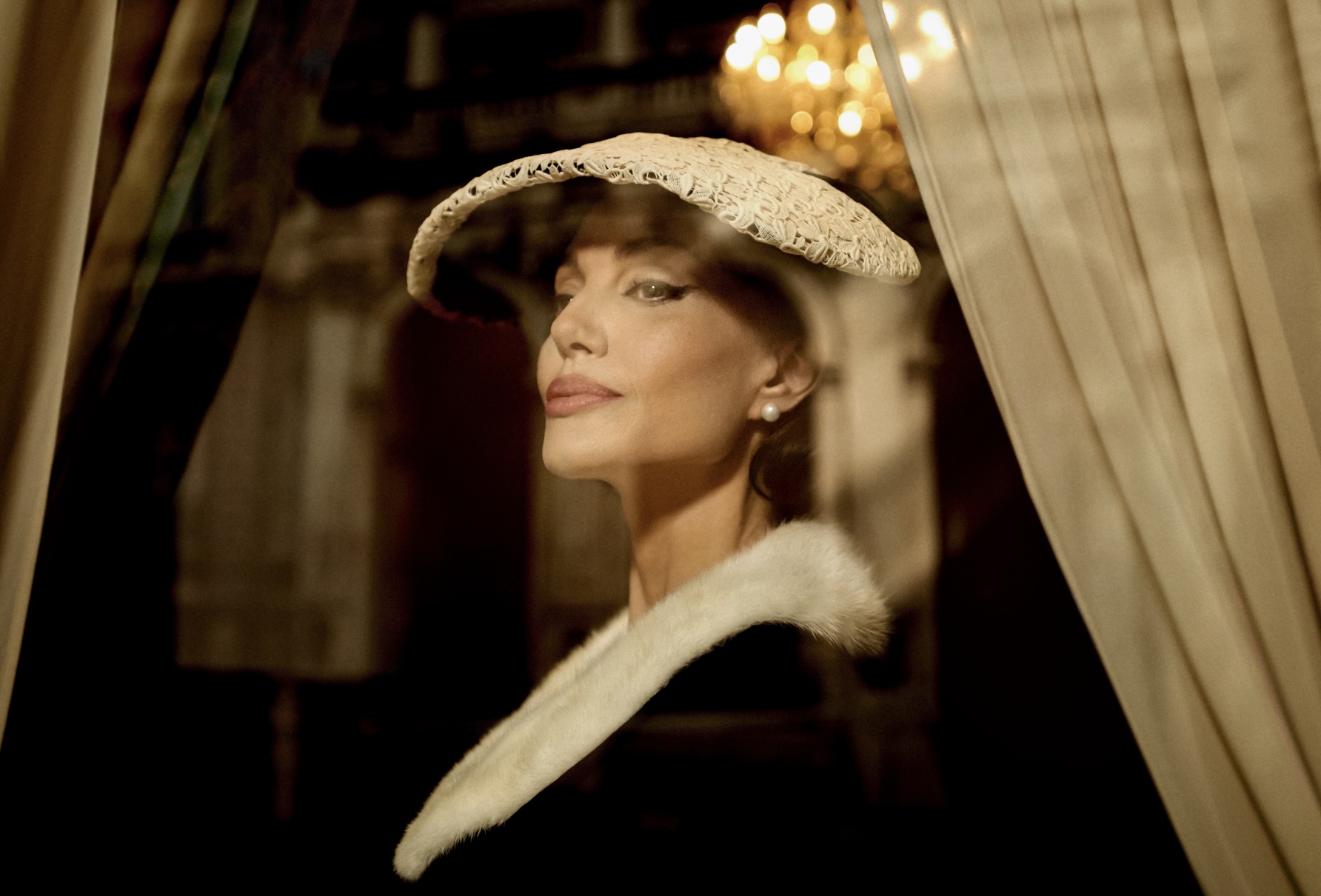 В сети появились первые кадры с Анджелиной Джоли в роли оперной певицы Марии Каллас (фото 2)