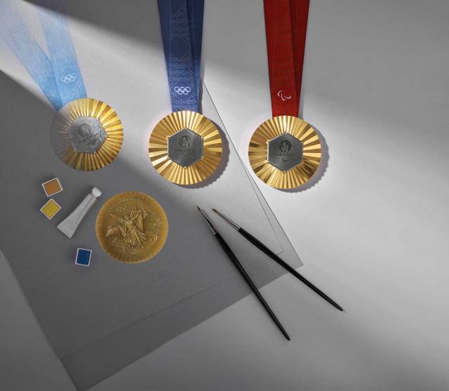 Ювелирный дом Chaumet представил олимпийские медали с изображением Эйфелевой башни (фото 5)