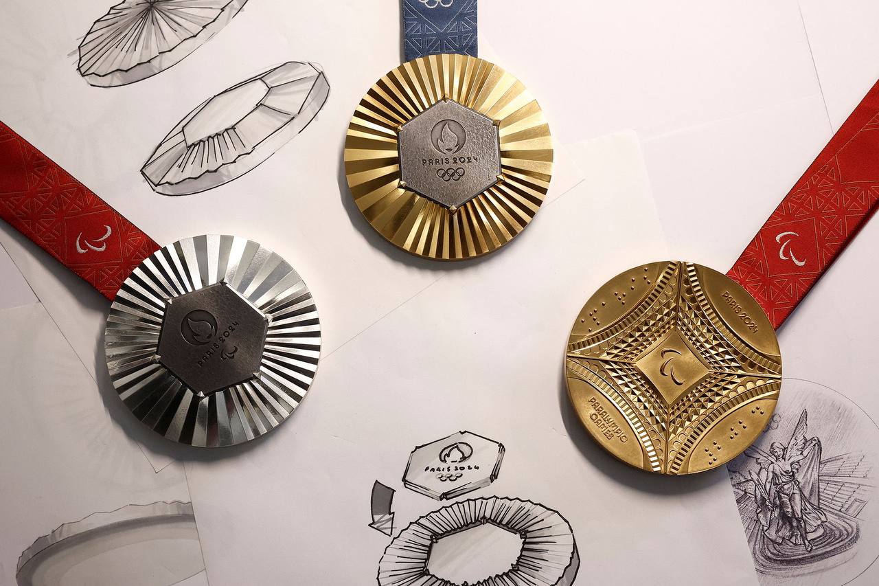 Ювелирный дом Chaumet представил олимпийские медали с изображением Эйфелевой башни (фото 1)