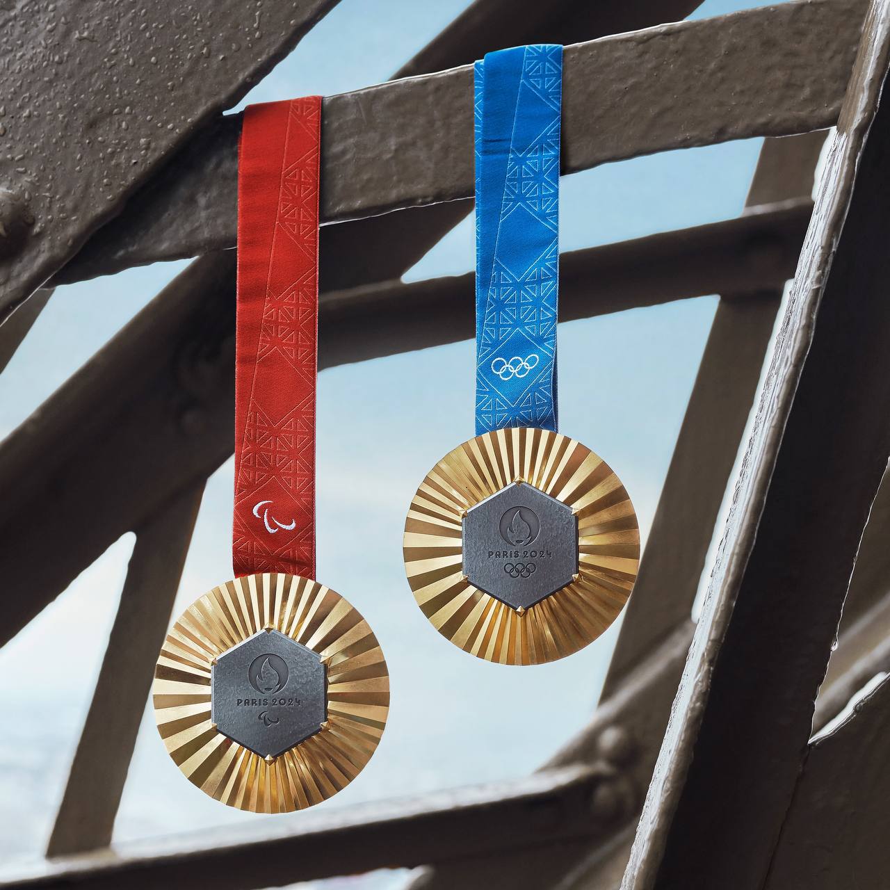 Ювелирный дом Chaumet представил олимпийские медали с изображением Эйфелевой башни (фото 4)