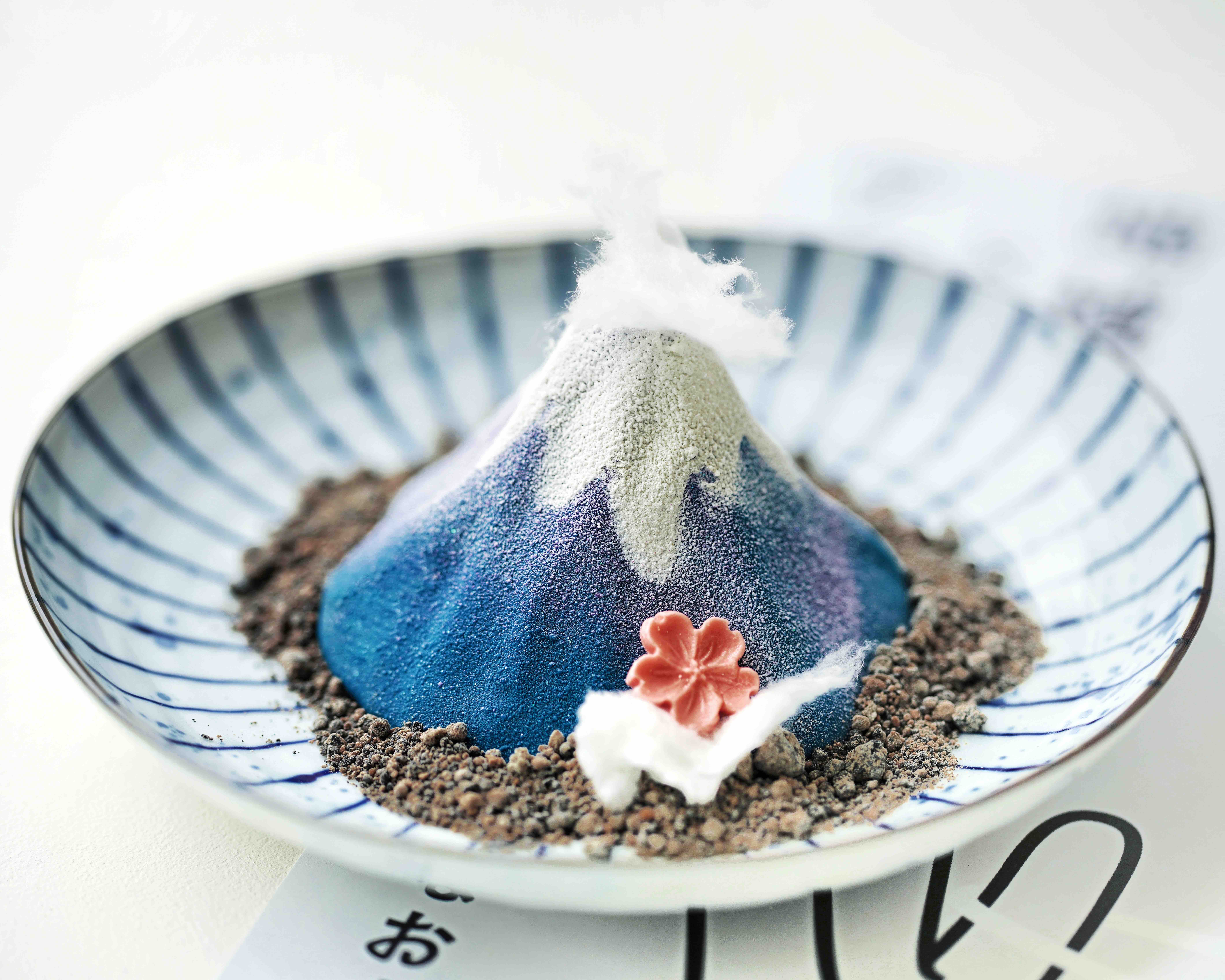 ​Новости ресторанов: десерт в виде горы Фудзи, печенье из первоцветов и карамельная бабка (фото 10)