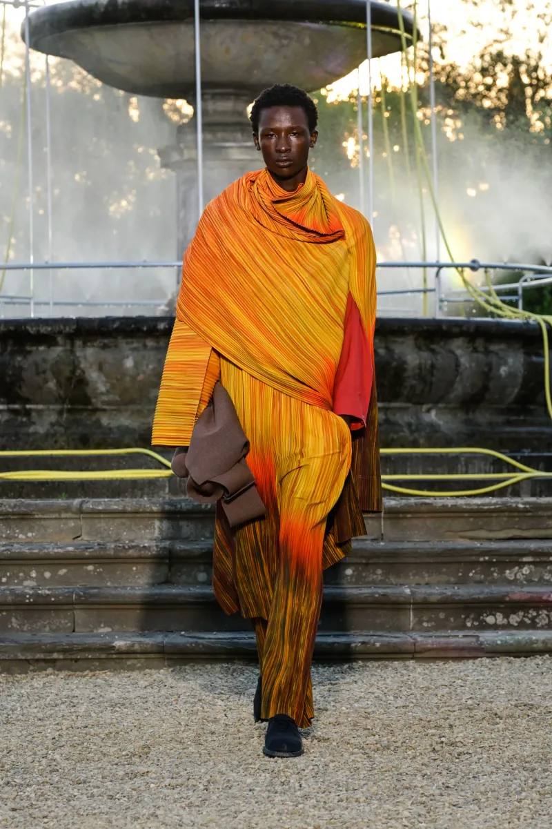 Issey Miyake показал летнюю коллекцию мужской линии Homme Plissé