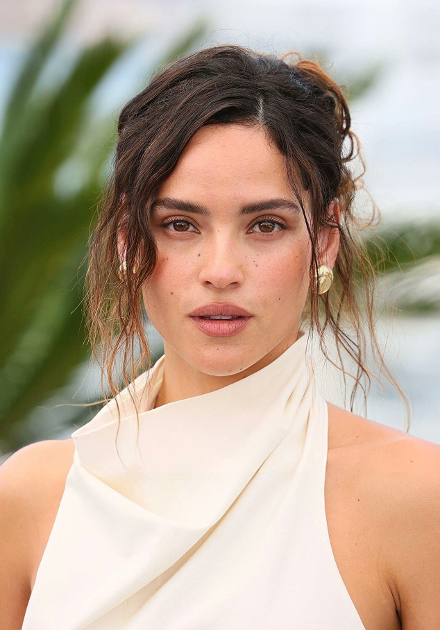 Биік өкшелі туфлидегі әдемі кискалардың фотосуреттері