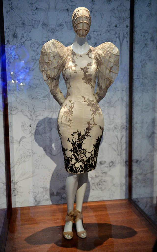 Первый взгляд: выставка Alexander McQueen: Savage Beauty в Музее V&A (фото 8)