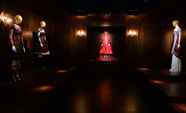 Первый взгляд: выставка Alexander McQueen: Savage Beauty в Музее V&A (фото 2)