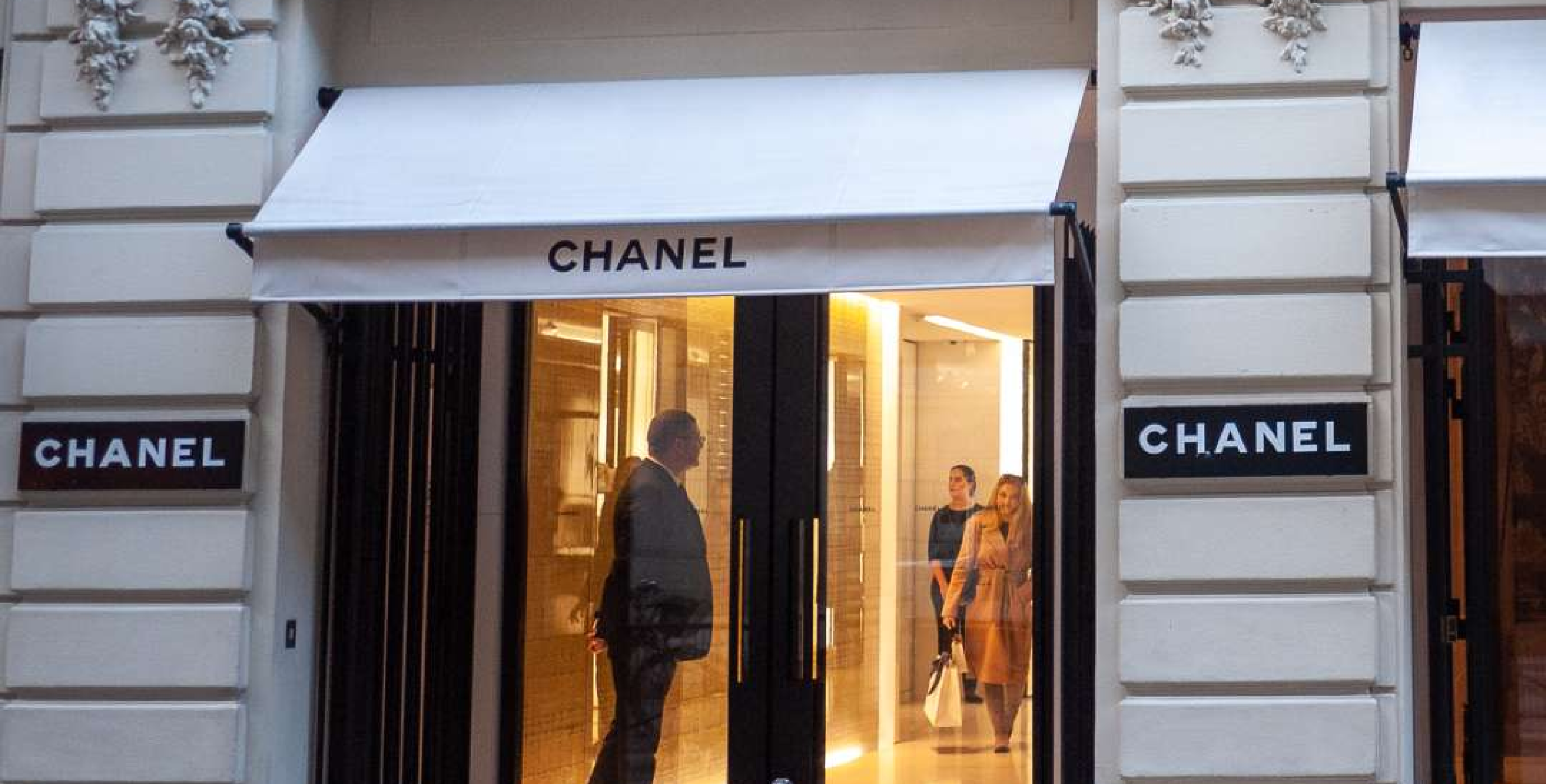 В Париже произошло ограбление бутика Chanel | BURO.