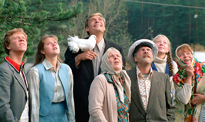 Кадр из фильма "Любовь и голуби", 1984