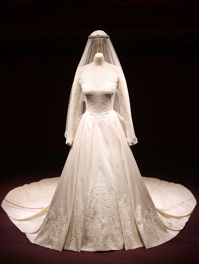 Не Сары Бертон рук дело: дизайн подвенечного платья Кейт Миддлтон был скопирован? (фото 1)
