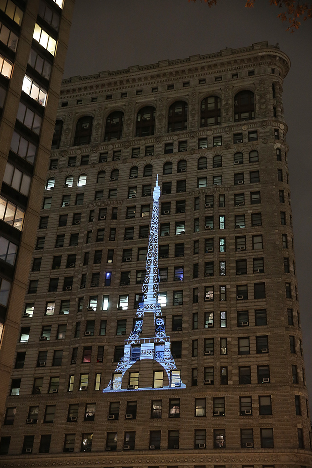 Проекция Эйфелевой башни на Флэтайрон-билдинг в Нью-Йорке (фото 1)