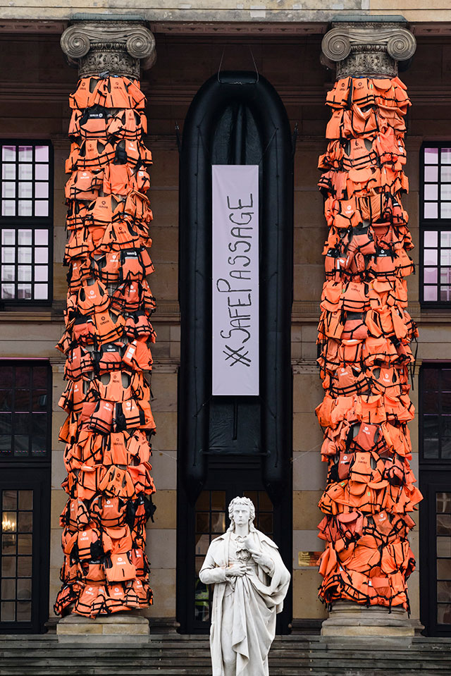 Ай Вэйвэй разместил на колоннах Берлинского концертного зала 14 тысяч спасательных жилетов (фото 2)